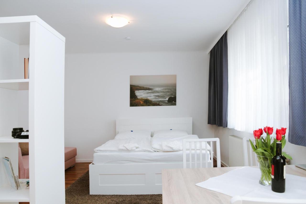 Ferienwohnung In Der Fussgaengerzone Gartenblick - Studio Apartment Eisenstadt Eksteriør bilde